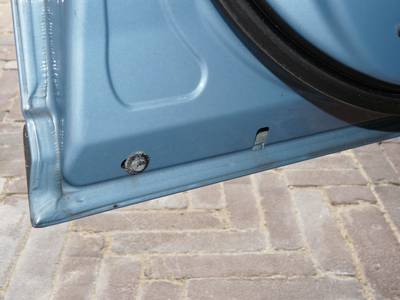 Bejaarde e-biker overleden na rijden tegen autoportier