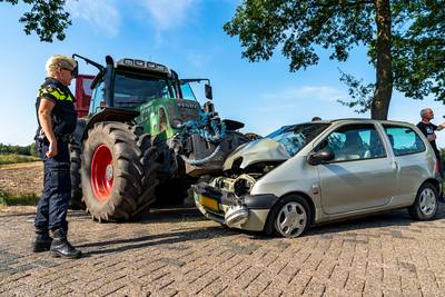 Trekker en auto botsen in Made, bestuurster naar ziekenhuis