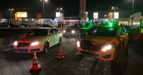 Politie grijpt in bij grote ‘car meeting' in Deventer, autoliefhebbers vluchten naar Apeldoorn.