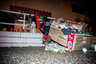 Zo’n 250 NEC-fans nemen met doodskist afscheid van ‘overleden eerstedivisionist’