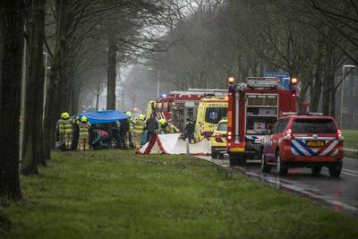 Twee gewonden bij zware aanrijding bij Velp, slachtoffer zat uur bekneld in auto