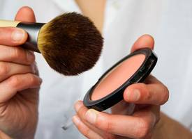 Zo gebruik je blush om je gezicht optisch smaller of ronder te maken