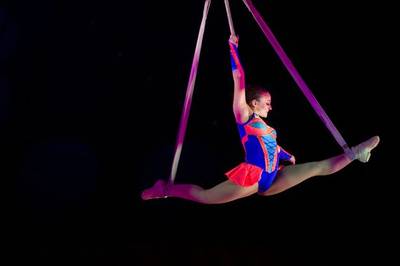 Acrobate glipt, terwijl circuspubliek toekijkt,  uit veiligheidstuigje en valt van 9 meter in piste