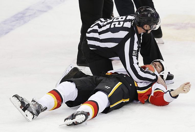 Boxing on ice ijshockeyer mept tegenstander knockout Timeout