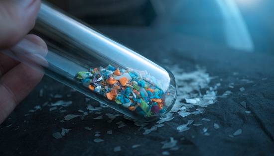 Kleding, cosmetica, waterflesjes: zorgwekkende microplastics zitten overal. Gaat het ‘plasticverdrag’ uitkomst bieden?