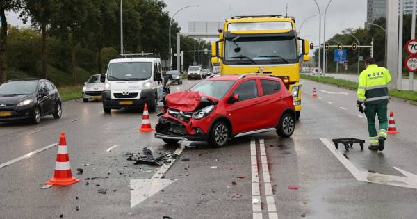 Botsing op de IJsselallee in Zwolle: één bestuurder gewond afgevoerd naar het ziekenhuis.