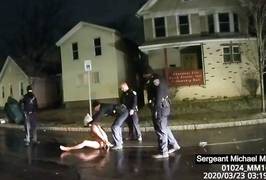 Amerikaanse zwarte man stikt nadat politie zak over zijn hoofd trekt