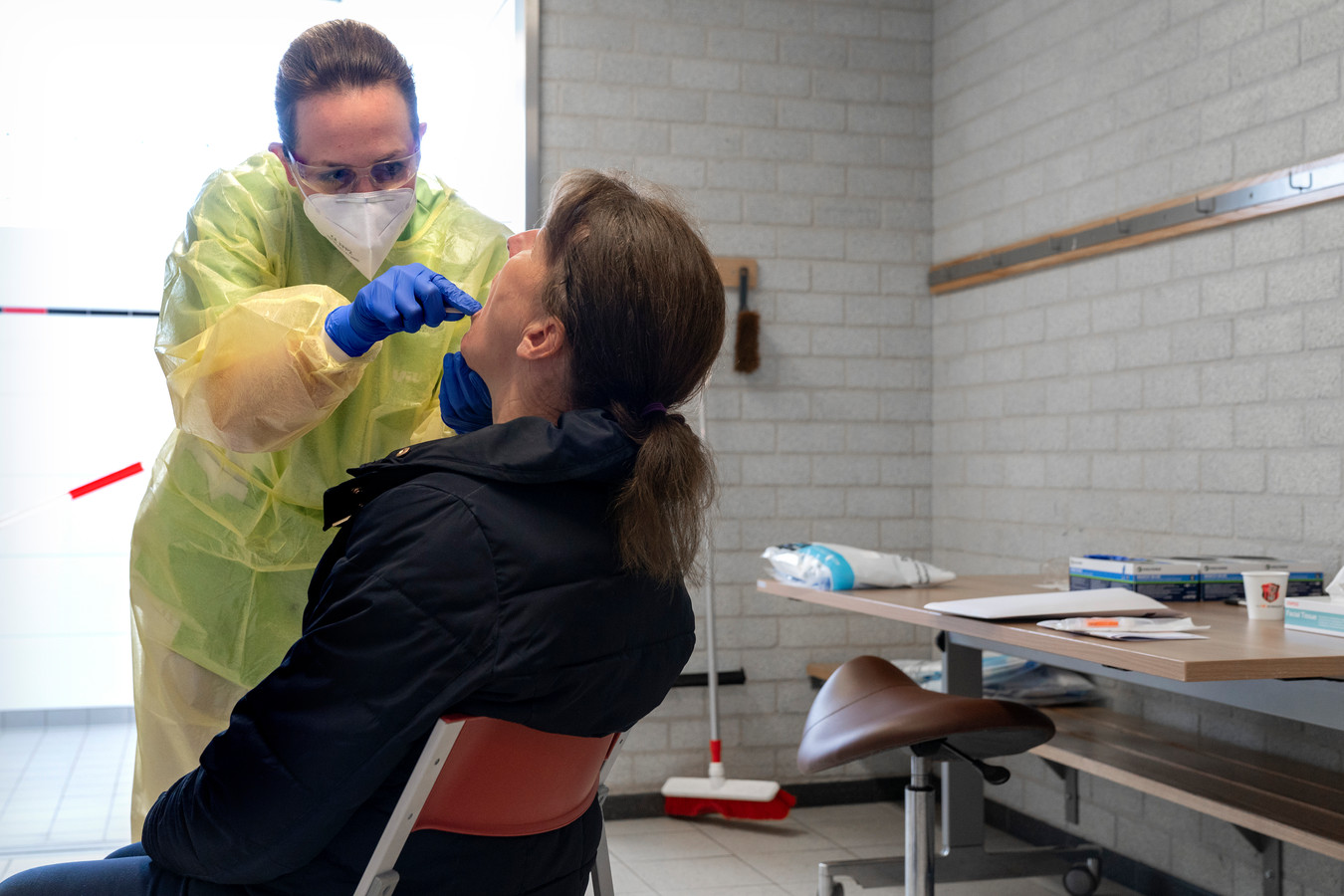 De angst om bewoners te besmetten raakt zorgpersoneel na bezoek aan testcentrum in Rosmalen wel ...