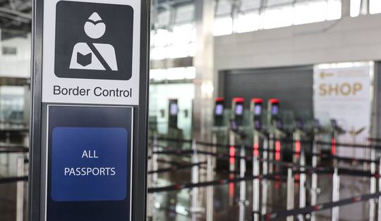 Nieuw EU-grenssysteem veroorzaakt chaos op Brussels Airport: ‘Honderden passagiers hebben al hun vluchten gemist’