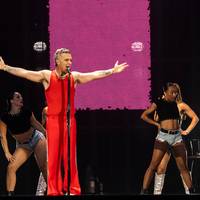 Robbie Williams op Live is Live: hij heeft het repertoire, hij moet het alleen meer durven gebruiken ★★★☆☆