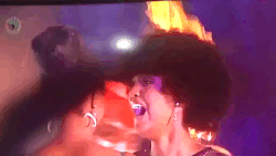 VIDEO. Haar van Miss Africa vliegt plots in brand tijdens kroning op podium