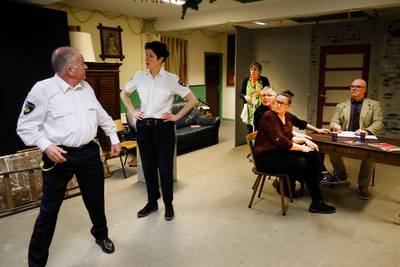 Toneelvereniging Deest opereert nu vanuit een gevangenis, het sexy liefje van de boef is 70