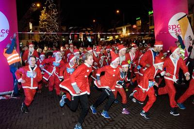 Kerstmannen rennen langs Veenendaalse winkels