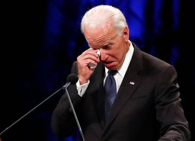 Oud-vicepresident Biden in tranen tijdens afscheidsspeech voor John McCain