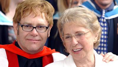 Moeder van Elton John verziekte zijn ‘huwelijksdag’: ‘Ze was een asociale vrouw’