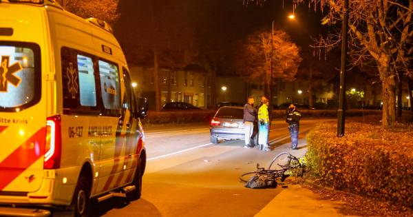 Fietser om 04.45 uur aangereden in Apeldoorn, vrouw is naar het ziekenhuis gebracht.