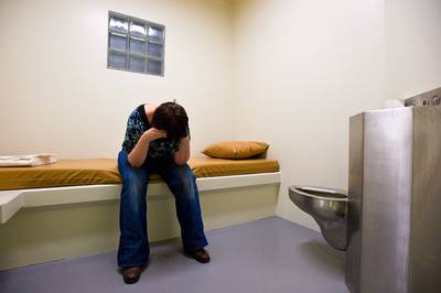 Ouders opgepakte dochter (16) zonder geldige ID-kaart: ‘Ze kreeg in cel niet eens een deken’