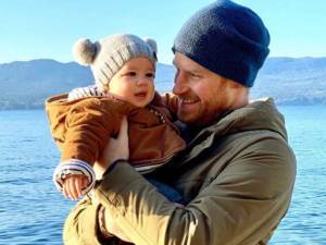 Harry et Meghan présentent leurs vœux avec une photo de leur petit prince emmitouflé