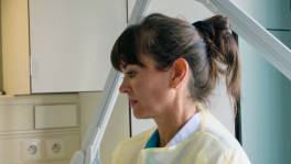 Astrid Coppens onder de indruk van stoma in Een Echte Job