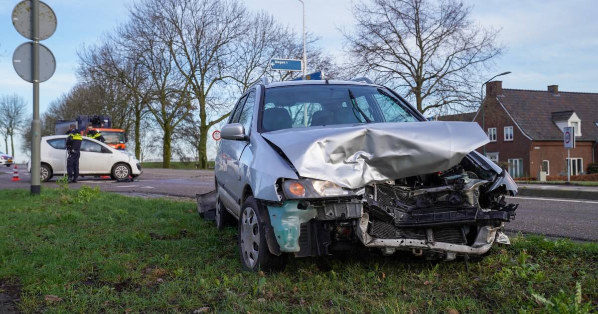 Veel schade na botsing tussen twee autos op kruising in Megen.
