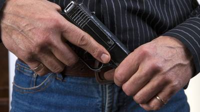 Man uit Breda dreigt kinderen en zichzelf ‘iets aan te doen met vuurwapen’: aangehouden in Staveniss