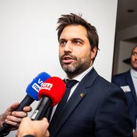 Bouchez: ‘Te veel belastingen, maar anders geen regering meer’ • Vanaf 2026 week extra geboorteverlof
