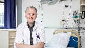 “Slaapapneu is een sluipmoordenaar, hij put je volledig uit”: professor vertelt wat de klachten zijn en wat je eraan kan doen