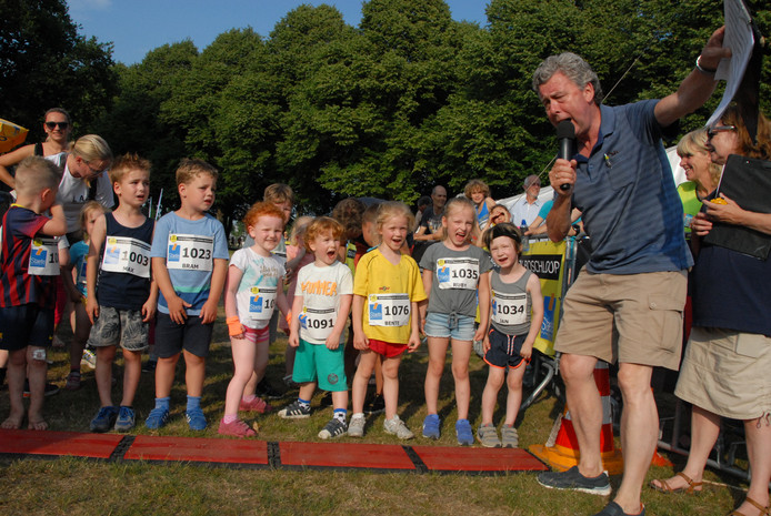 De 4- en 5-jarigen, kort voor de start van de 500 meter mét hindernissen. Samen met speaker René Dullaart wachtten ze op het startschot van Marco Leenders.