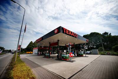 Taxi schept tankende mensen: meerdere gewonden