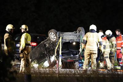 Auto slaat over de kop op A73 bij Haps, traumahelikopter landt op snelweg