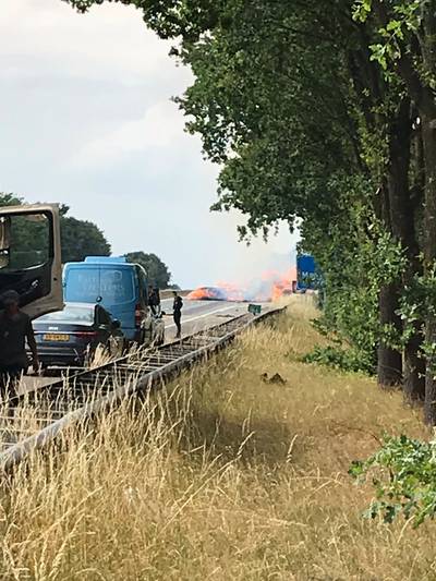 Brandweer druk met hooibalenbrand op de snelweg: A2 richting Eindhoven dicht