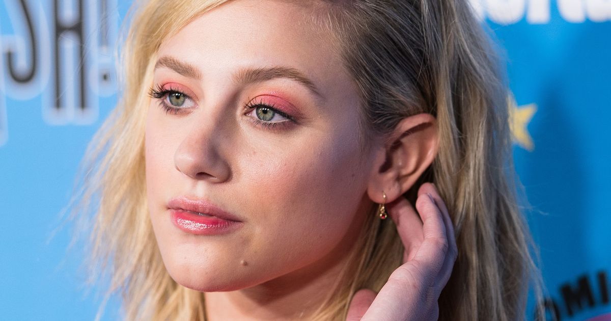   Riverdale   actrice  zegt sorry na delen topless foto om 