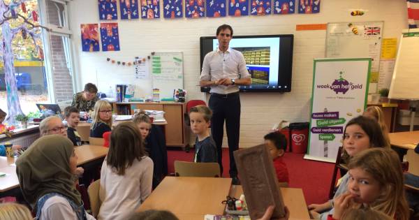 ‘Minister van geld’ geeft les aan kinderen in Bruinisse