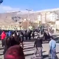 Iran wil oplaaiend protest blussen met vergoeding voor iedereen • Trump volgt situatie op de voet en dreigt met ingrijpen