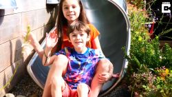 Vader spendeert meer dan 1.000 euro en bouwt Olympische glijbaan in tuin