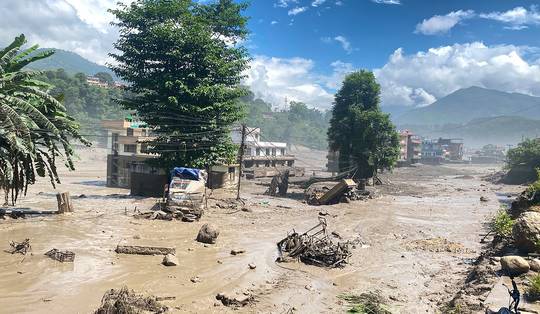 ▶ Zeker 98 doden en meer dan 500 vermisten na vloedgolf in Nepal, experts wijzen naar afgebroken gletsjer als oorzaak