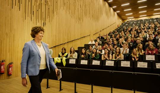 Petra De Sutter staat in het oog van de storm maar behoudt het vertrouwen: ‘Rechtse roeptoeters krijgen buitenproportioneel veel aandacht’