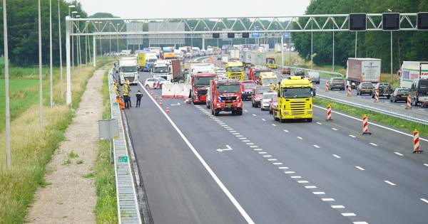 Dode bij ernstig ongeluk op A1; bedrijfsbusje botst op vrachtwagen.