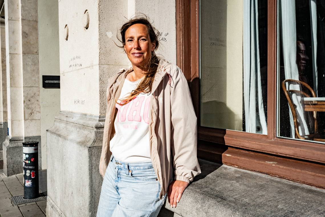 ‘Dankzij die behandeling heb ik mijn relatie van bijna dertig jaar kunnen redden’: tekort aan oestrogeenpleisters treft vrouwen in menopauze