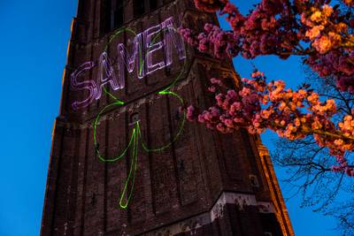 Verbindende paasboodschap op kerktoren in Leende