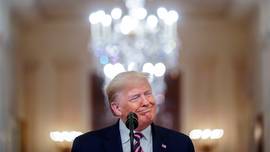 Amerikacorrespondente Greet De Keyser ziet hoe Democraten nog 10 maanden hebben voor mirakel: “Ze géven de verkiezingen aan Trump”