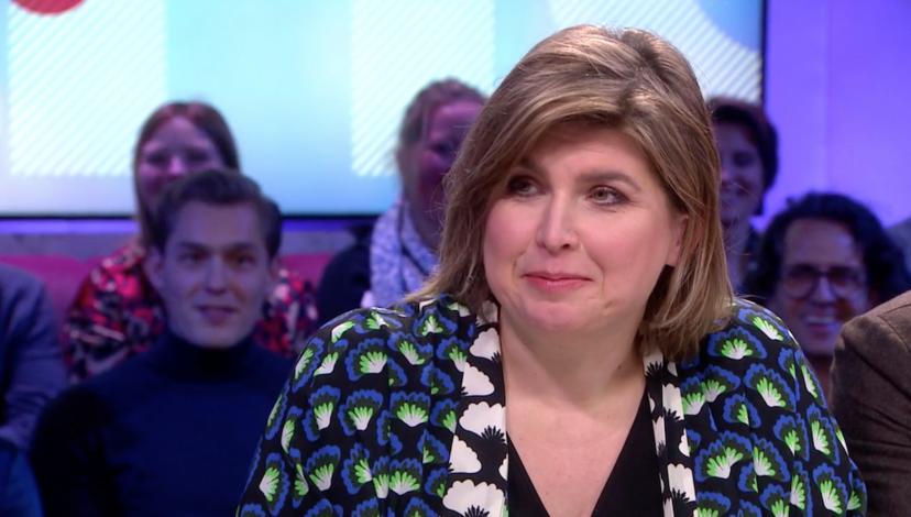 Angela de Jong is opeens het stralende middelpunt in 'de talkshowoorlog' tussen RTL4 en de NPO
