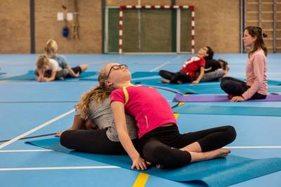 Kinderyoga zorgt voor serene rust in sporthal in Bavel: ‘Ontspan je kaken. Je ogen. Neem je tijd’