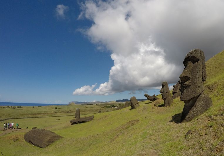De iconische beelden op Paaseiland of Rapa Nui kijken allemaal uit naar de zee.