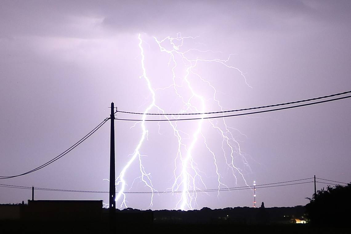 Zwaar onweer trok vannacht over het land: 24 kinderen geëvacueerd na blikseminslag op schuur