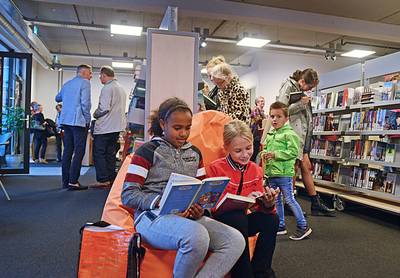 Bibliotheek Bruinisse is dik tevreden met tijdelijke nieuwe plek in het dorpshart