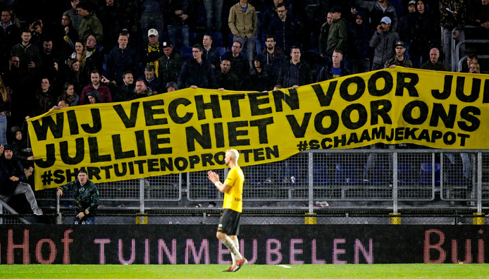 De supporters maken duidelijk wat ze vinden van de huidige NAC-selectie.