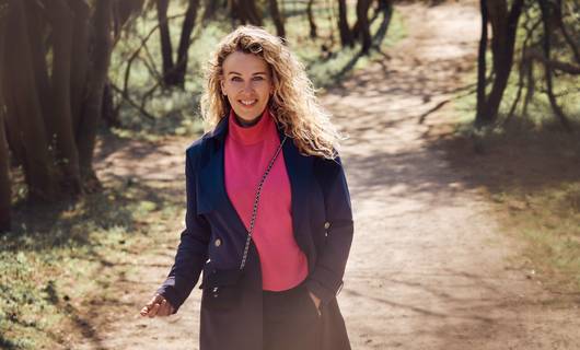 ‘De wandelende hoofdredacteur’ Claudia Straatmans: ‘Een wandeling met vriendinnen werkt bijna therapeutisch’