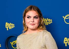 Gravin Eloise schittert op rode loper in jurk van Laurentien