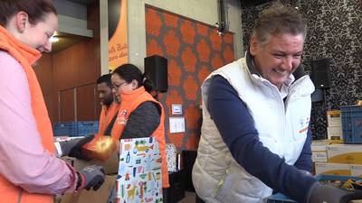 René Froger pakt kerstpakketten in voor voedselbank